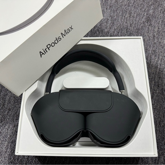 AirPods Max with Smart Case Space Gray (Send Offers) - Picture 6 of 8